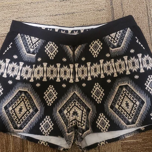 HI SUMMER!!🌼🌻 SUFARHILL BOUTIQUES AZTEC PATTERNED SHORTS - Picture 2 of 4